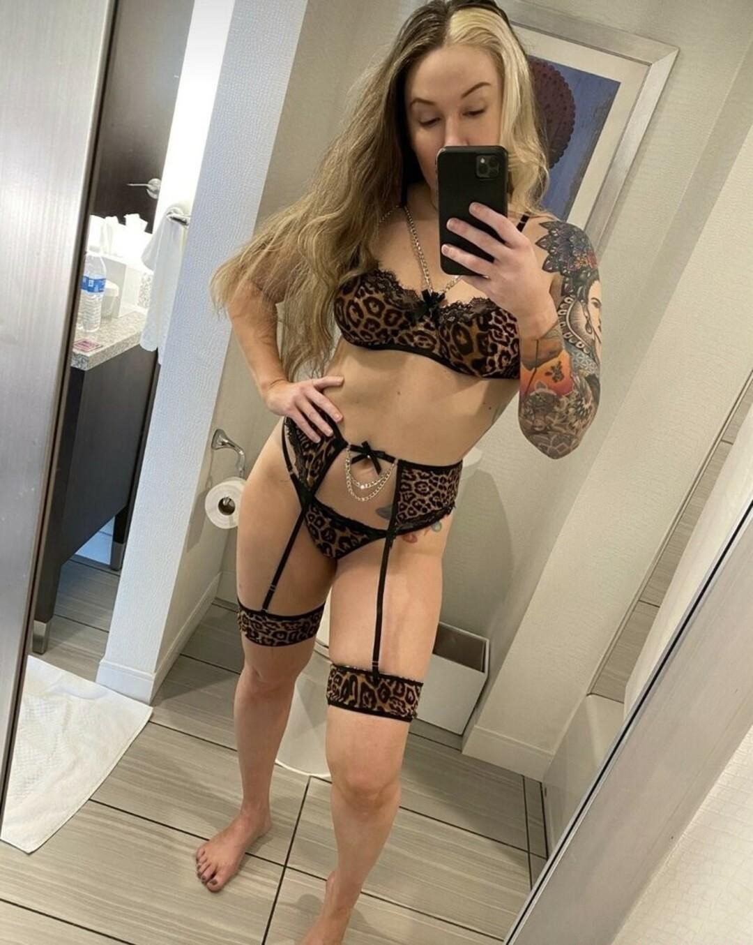 Photo full Allysin Kay